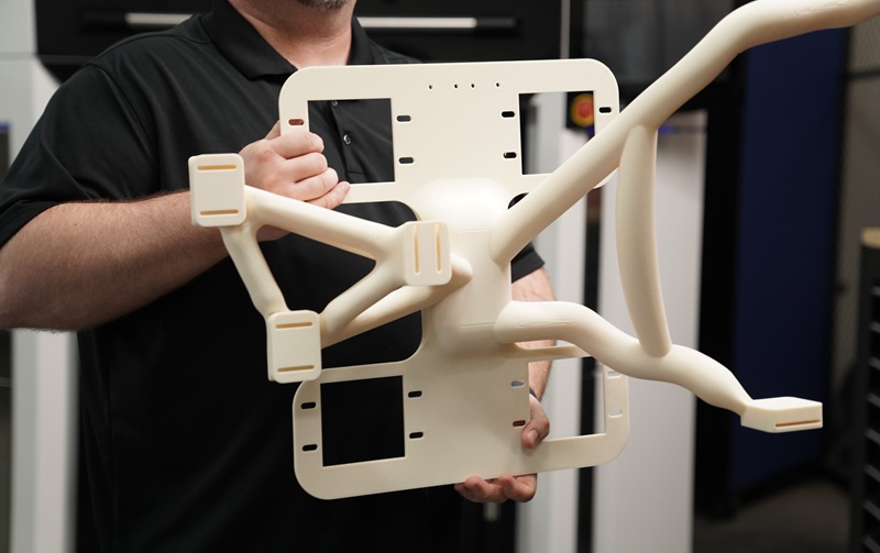 veliki 3D printani dio za auto u rukama Toyota radnika