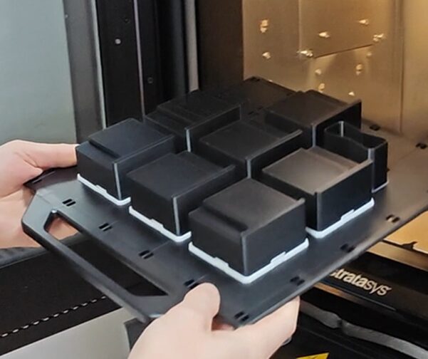 Ruke vade iz 3D printera crne stezne naprave