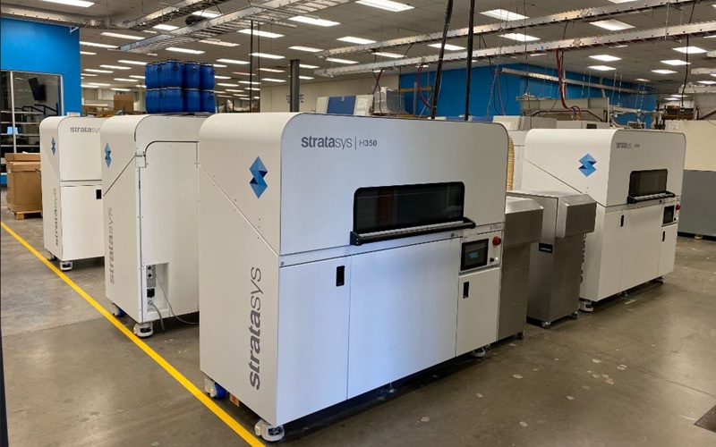 Nekoliko bijelih 3D printera Stratasys H350 u proizvodnoj hali